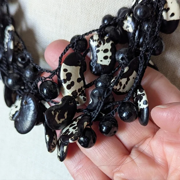 Elegant Black and White Beaded Necklace - Picture 3 of 4
